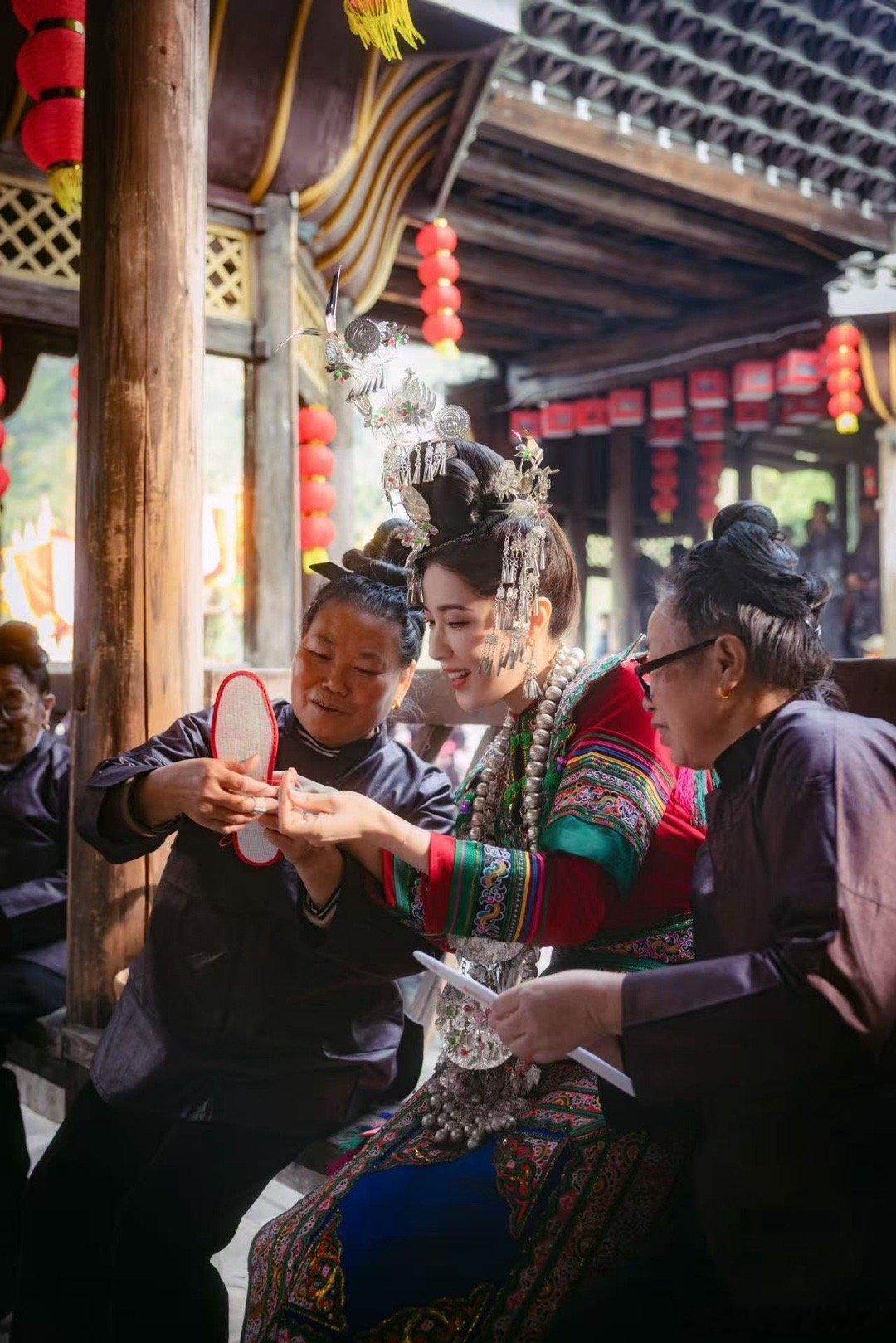 曾黎我有点不认识你了曾黎新造型太绝！融入当地风格细节超用心，第一眼差点没认出来