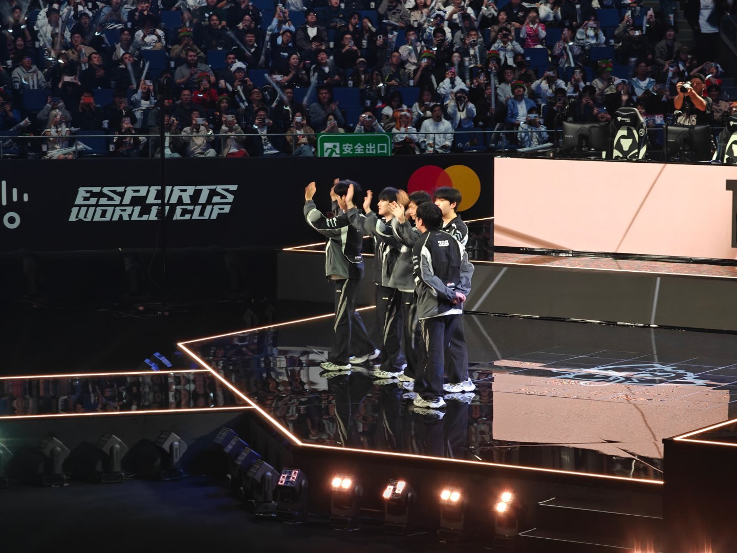 被导播捕捉! 解说Alan现场观看TES晋级四强: 不赖