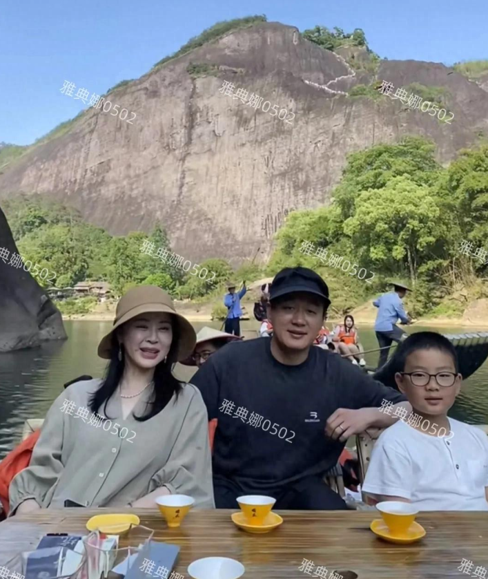 武夷山偶遇佟大为一家，夫妻俩只带了三胎儿子，没见两个女儿!