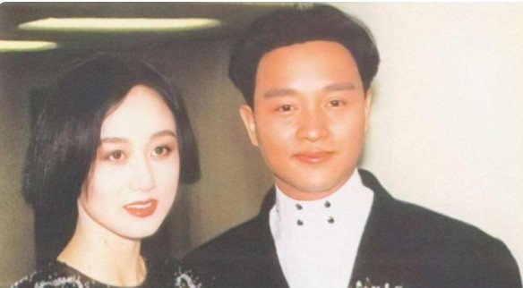 1987年，周润发把一块蛋糕扣在了化着精致妆容的利智脸上。利智心里别提多难受了，