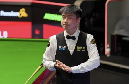 墨菲开球做了针对性很强的部署踢死黑球，导致赵心童非常难受。就像当年塞尔比打奥沙