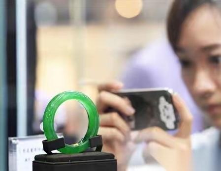 白嫖成功了？浙江杭州，一女子花91500元买了一只手镯。试戴后感觉不太喜欢，于是