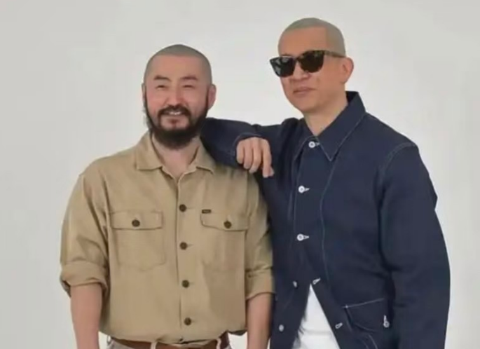 现在大家都明白了，为什么把大曲线的骨灰放在豪宅里就是让你们无法拍卖房子，小曲线老