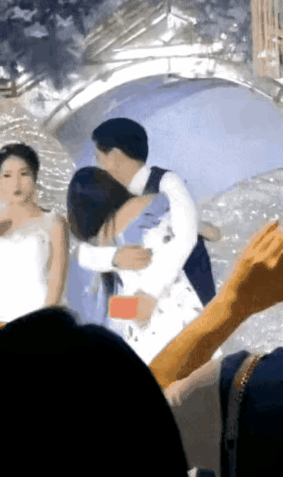 婚礼现场前女友含泪拥抱新郎，新娘的反应让全网炸了！婚礼本该是新人专属的高光