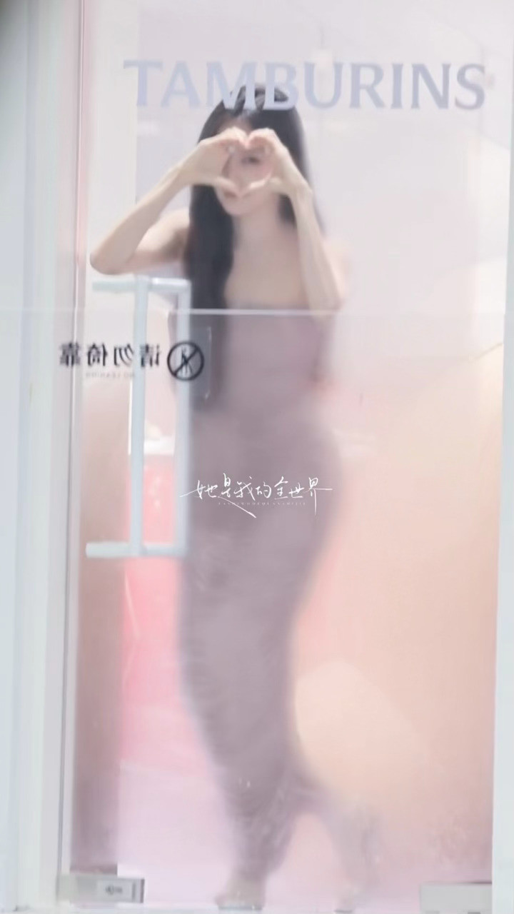 李一桐线下活动隔着玻璃给粉丝比心打招呼看得我heart软软李一桐我保证你是天