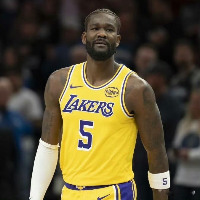 艾顿没有大碍！今天，湖人队将坐镇主场迎战快船队，主力中锋艾顿因膝盖挫伤缺阵。