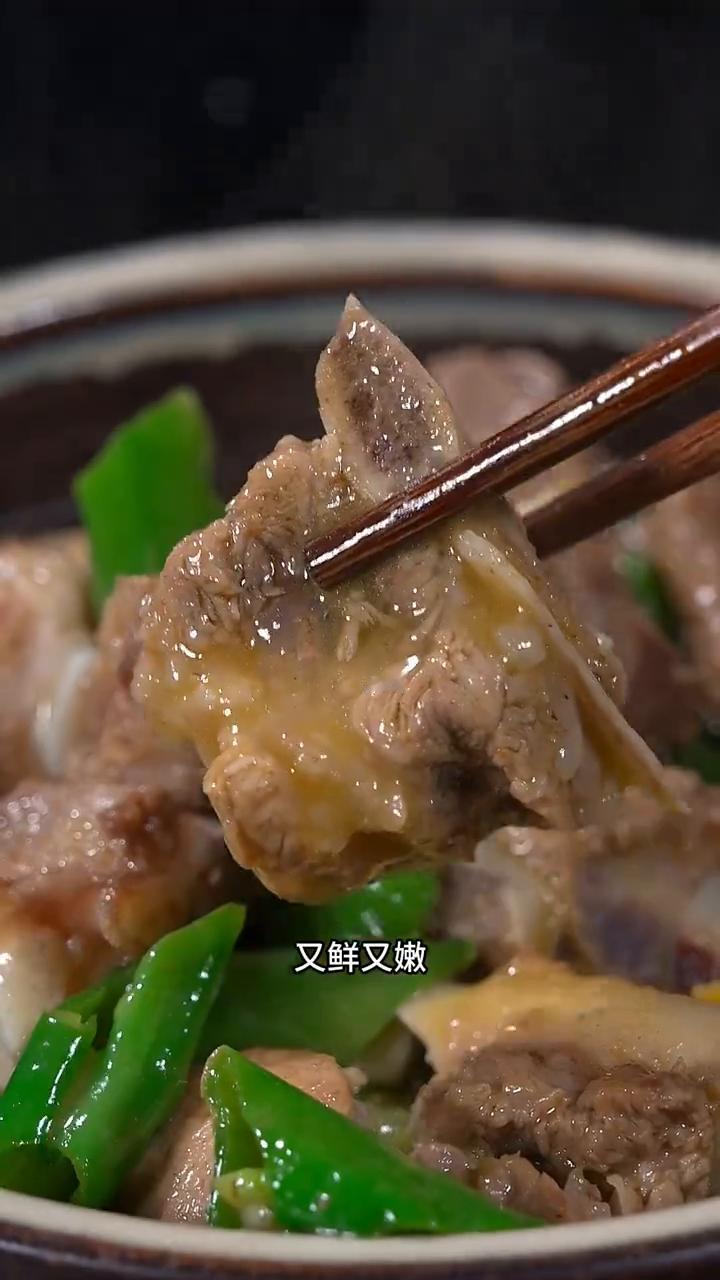 排骨不要只会红烧，试试这道青椒焖排骨，又鲜又嫩，真的是好吃又下饭。·起锅烧油，