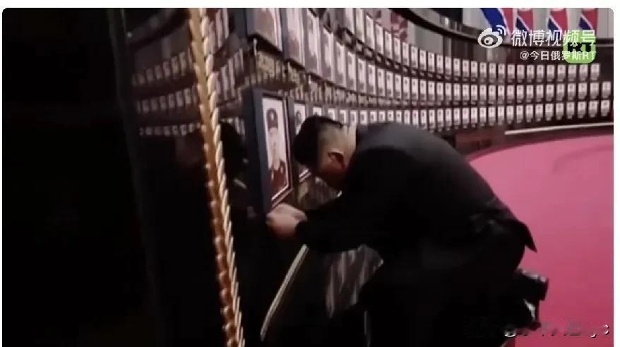 朝鲜领导人金正恩公开悼念俄乌冲突中牺牲的朝鲜士兵，场面感人视频显示，他替阵亡士