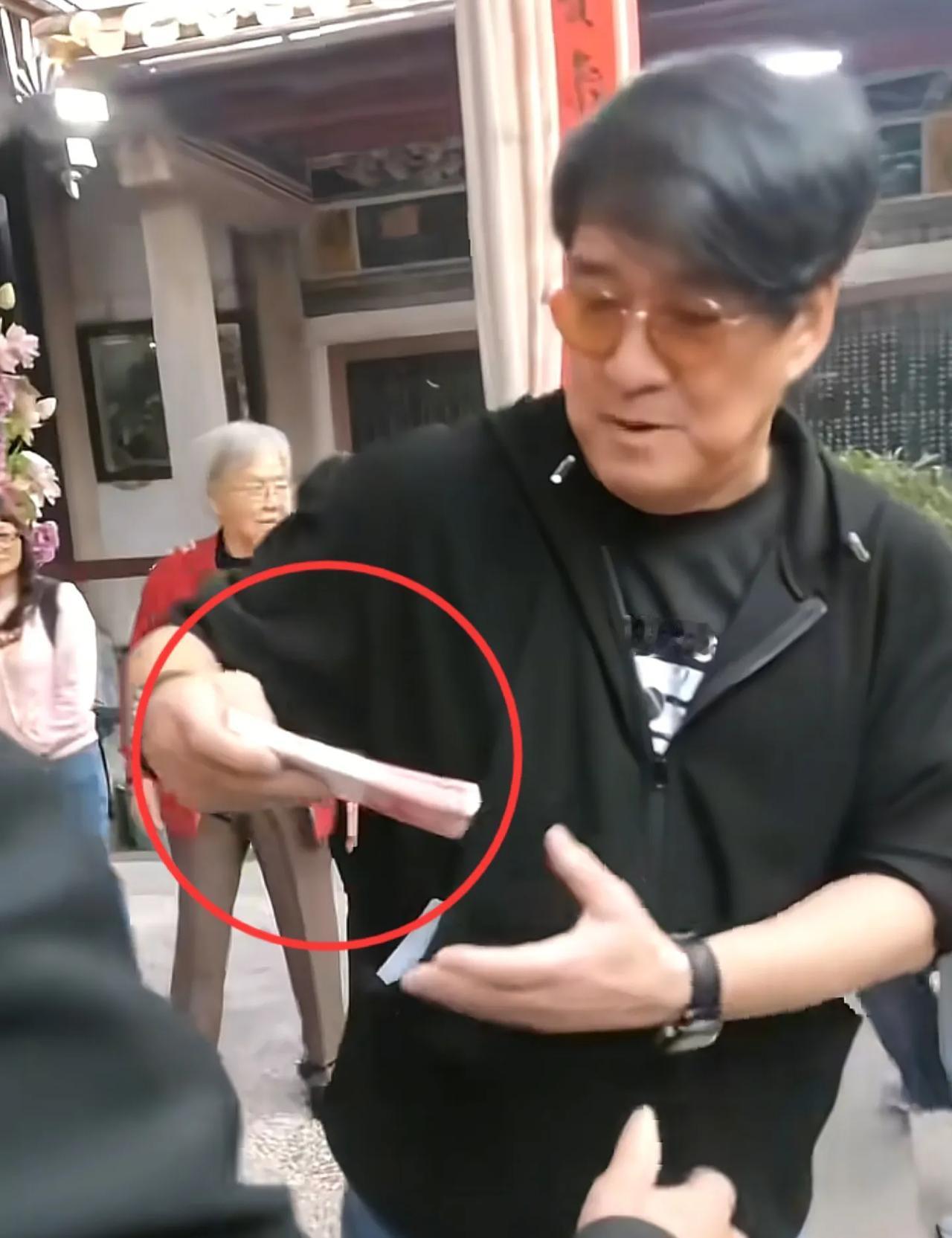 太豪横了！12月4日，周华健回广东汕头祭祖，竟然直接掏出1沓现金（貌似一万），给