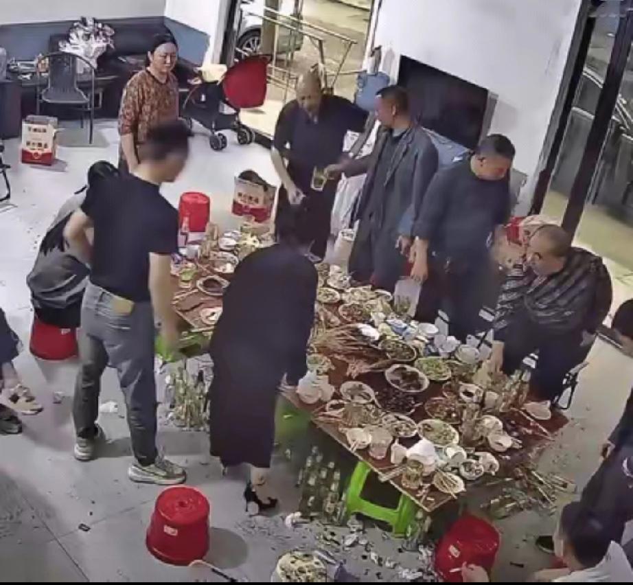 笑不活了！山东临沂，一位大哥起早贪黑整出30多道硬菜款待亲友，原本其乐融融的家宴