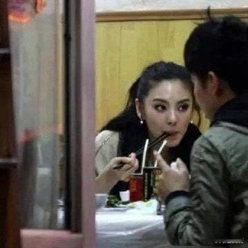 早期张雨绮生图街拍，难怪追她的人排到了法国