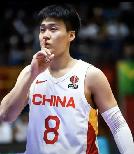 赵睿确定正式加盟北京，CBA新赛季四强鼎立基本提前出炉。据体育直播吧爆料:赵