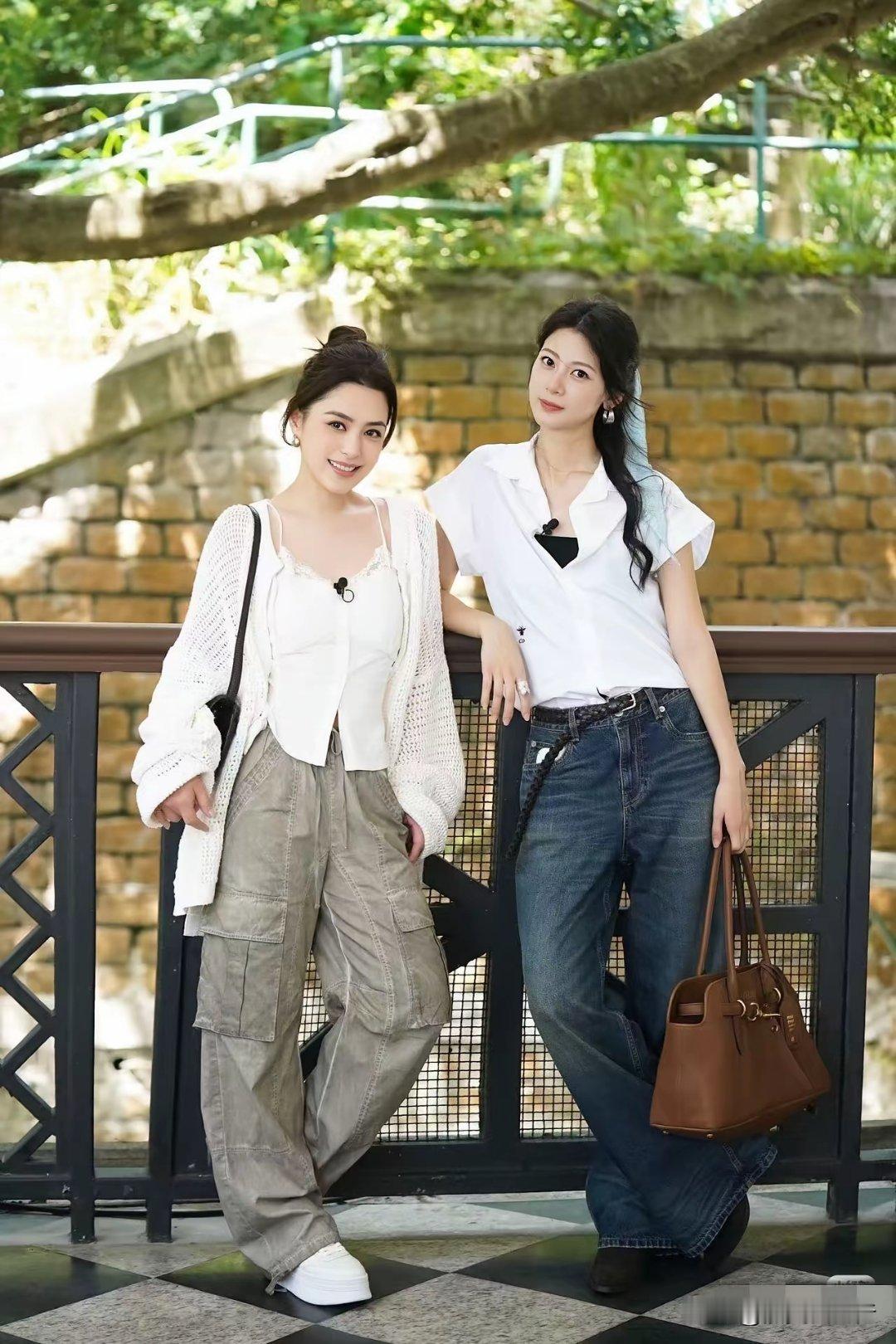 为什么阿娇每次拍照都特别好看阿娇比旁边的女生大19岁这完全看不出来呀虽然阿娇没有