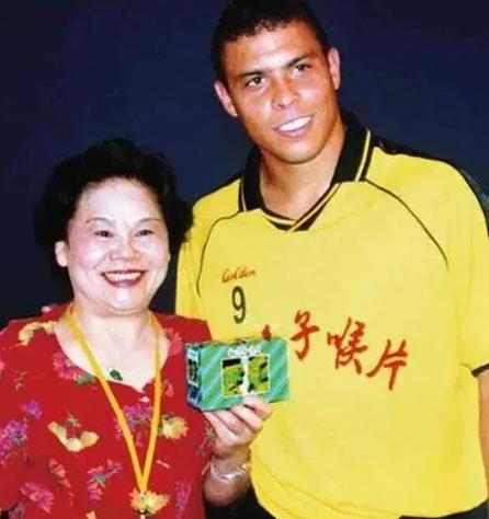 2003年，罗纳尔多来到中国，一个富婆对他说：“只要你陪我吃顿饭，我就给你30万