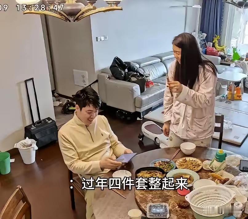 江苏，一对夫妻在家吃饭聊天，妻子突然抱怨，这一年因为带娃请了几次假，年终奖没有了