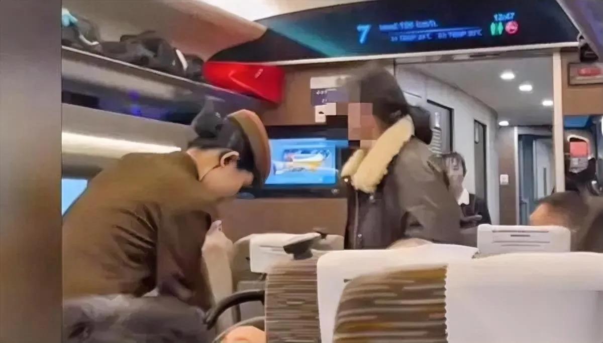 高铁要到站时，过道堵了。堵路的是辆婴儿车，车主的操作把乘务员整懵了。乘务