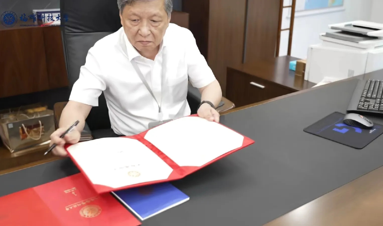 王树国校长，签发福耀科技大学，首批50份本科录取通知书。像写酒席请柬一样，逐