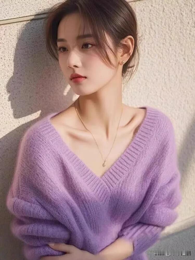 淡紫V领针织衫裹着柔糯质感，细金链衬着纤薄肩颈。暖光落进发梢，静立墙边时，把松弛