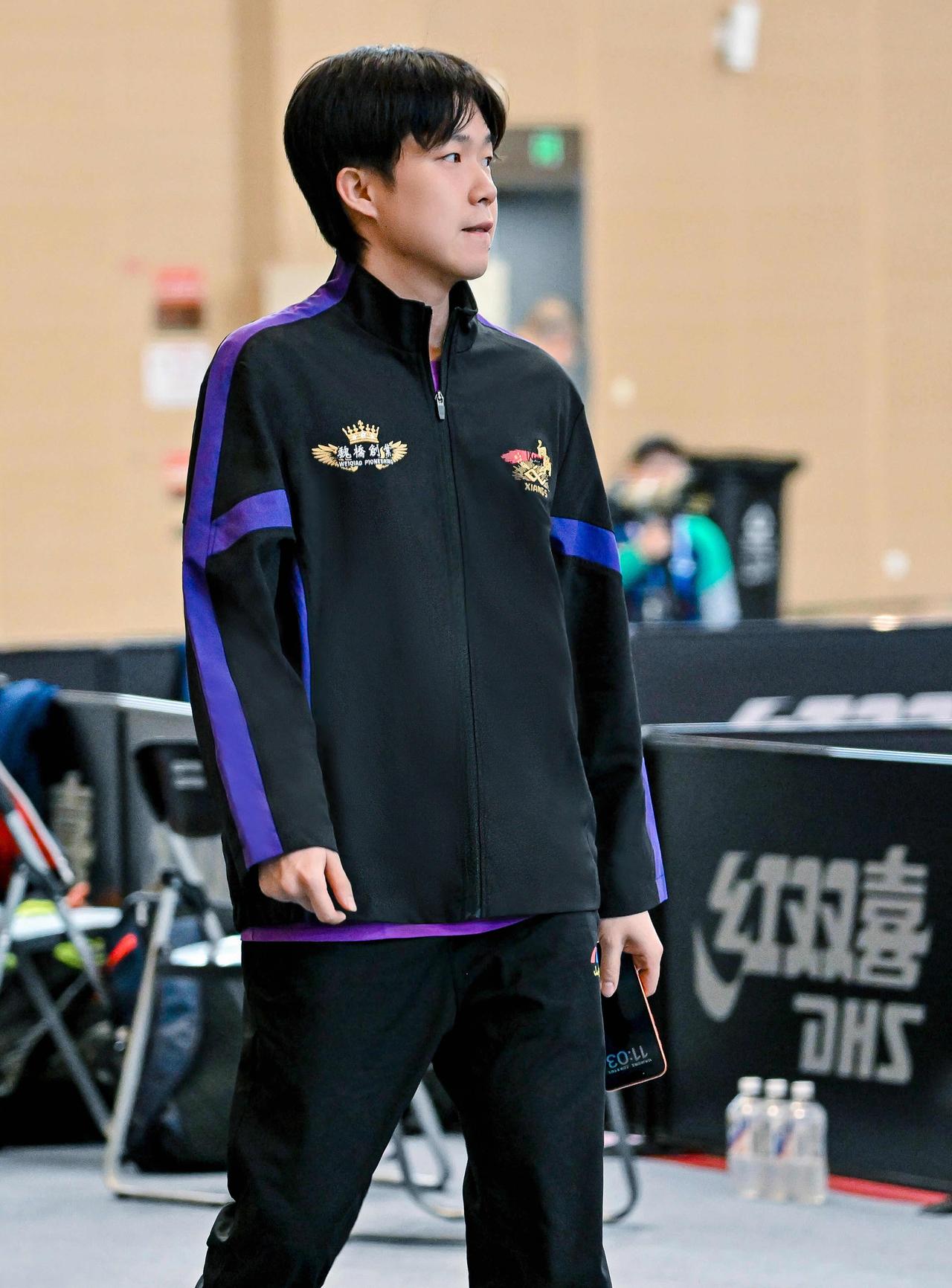 王楚钦新队服，宣誓时候就是耶耶小乖，这青春小伙，正当年，太秀气而且霸气十足！山