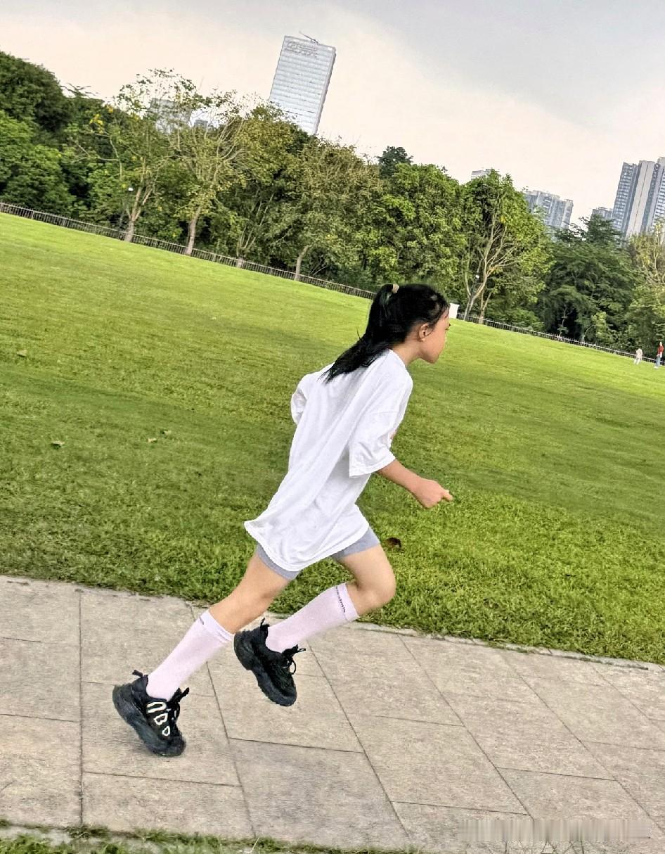 不少家长看娃比同龄人矮，全靠一句“晚长以后猛窜”硬扛，实话跟大家说：只有真·