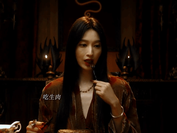 张俪用微表情拿捏蛇系反派，光影变幻中，她嘴角轻勾的笑意带着压迫感，神级运镜放大每