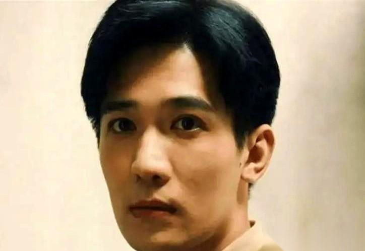 看到这部剧里朱应甲被冰冷的手铐死死卡住手腕的那个瞬间，我才真正明白马憩这盘棋下得