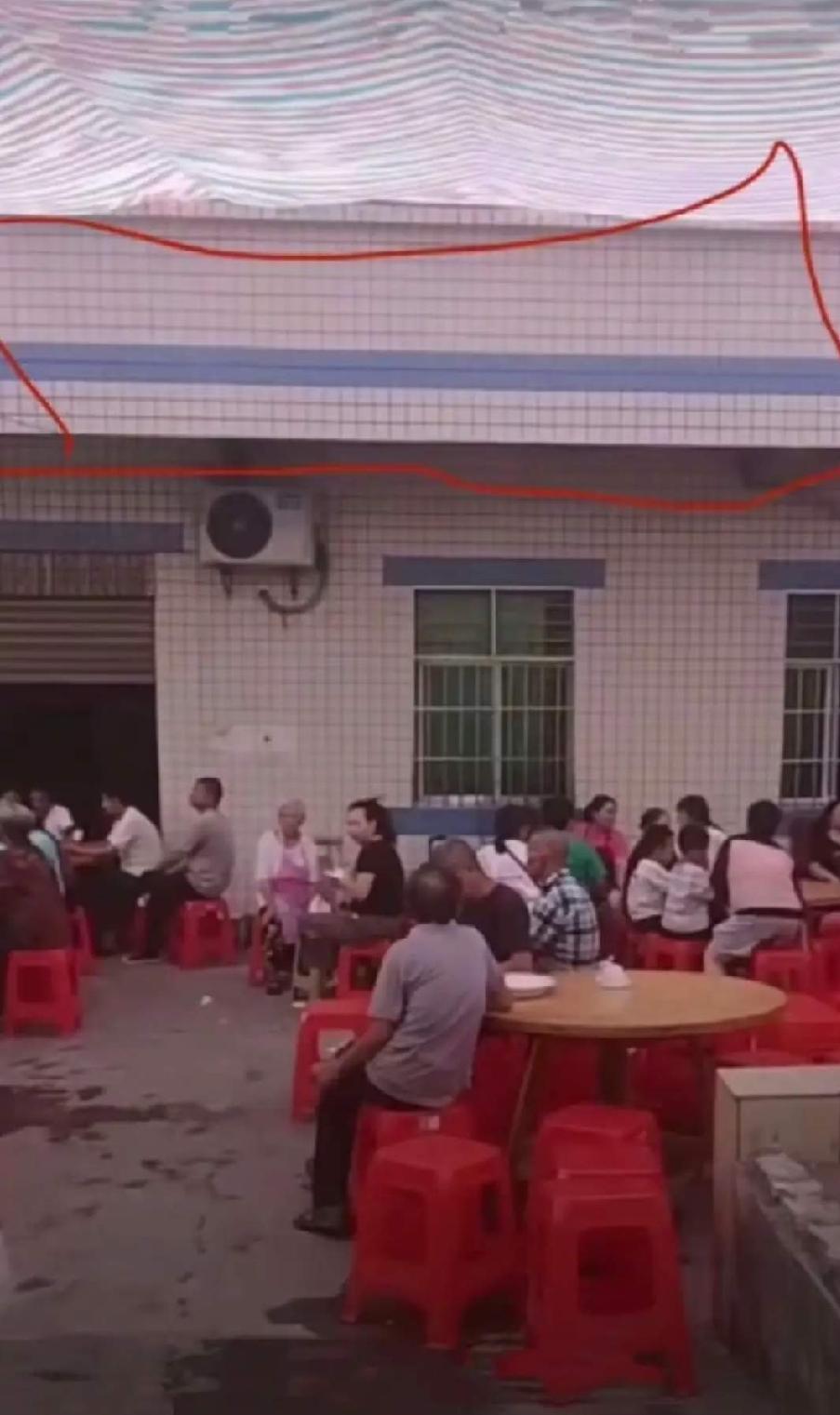主人家亲属说，都是邻居叫办升学宴的，这就不地道了，现在亲朋邻居来吃席，还要把责