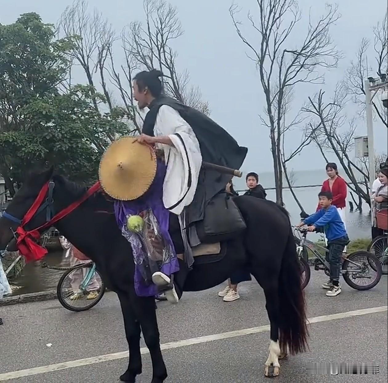 一“大侠”骑马，非要从大理洱海生态廊道走，保安不让，双方起了争执，男子还是坚持骑