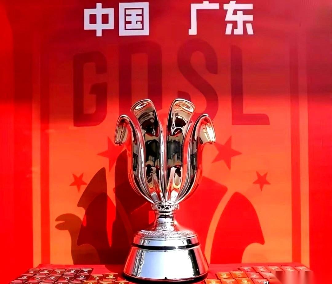 刚拿的省超冠军奖杯，碎了。对，你没看错，吴川那帮小伙子，前一秒还在疯狂庆祝，后