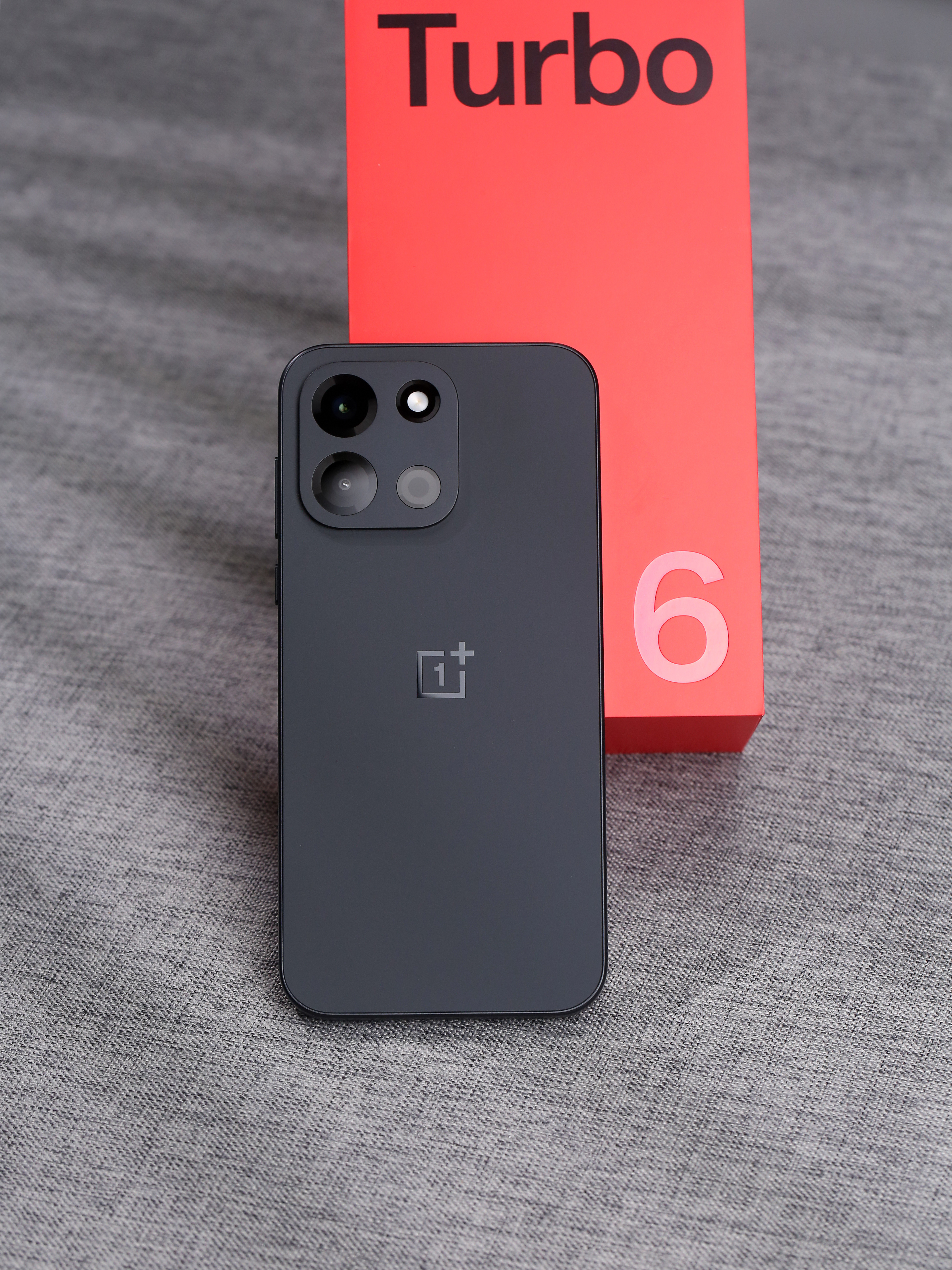 一加Turbo6一加Turbo6独行黑开箱实拍图小质感挺在线的，值得一提是