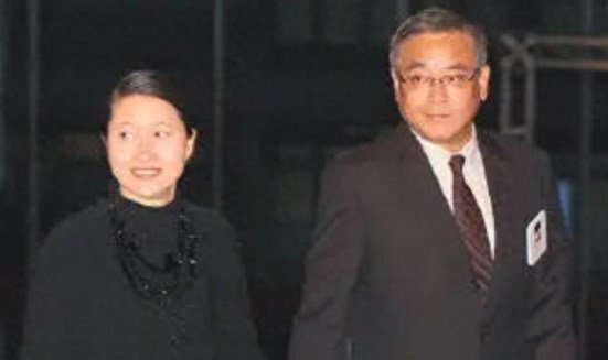 68岁尔冬升金像奖携女现身，女友露面似汤唯，昔日丁克今成“女儿奴”