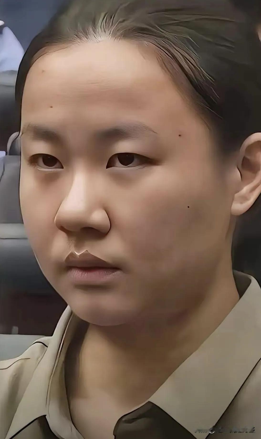 看新闻了吗？明珍珍icon终于上路了。全程她的反应都透着极致的冰冷，临了半分