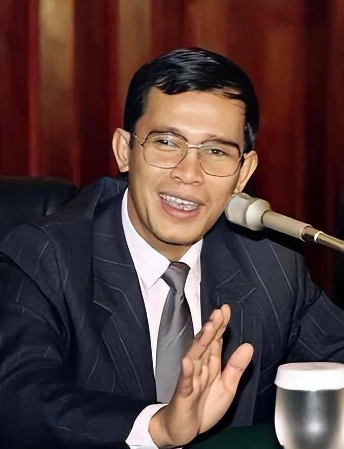 洪森如何从贫困家庭少年成为红色高棉战士，33岁掌舵柬埔寨国家，他到底经历了哪些故