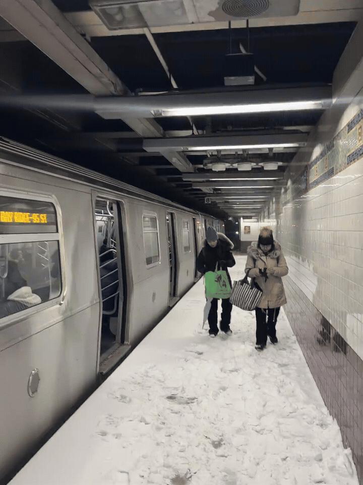 这就是发达国家纽约是一个地铁内部都会下雪的地方上月，我到纽约出差，注意到地