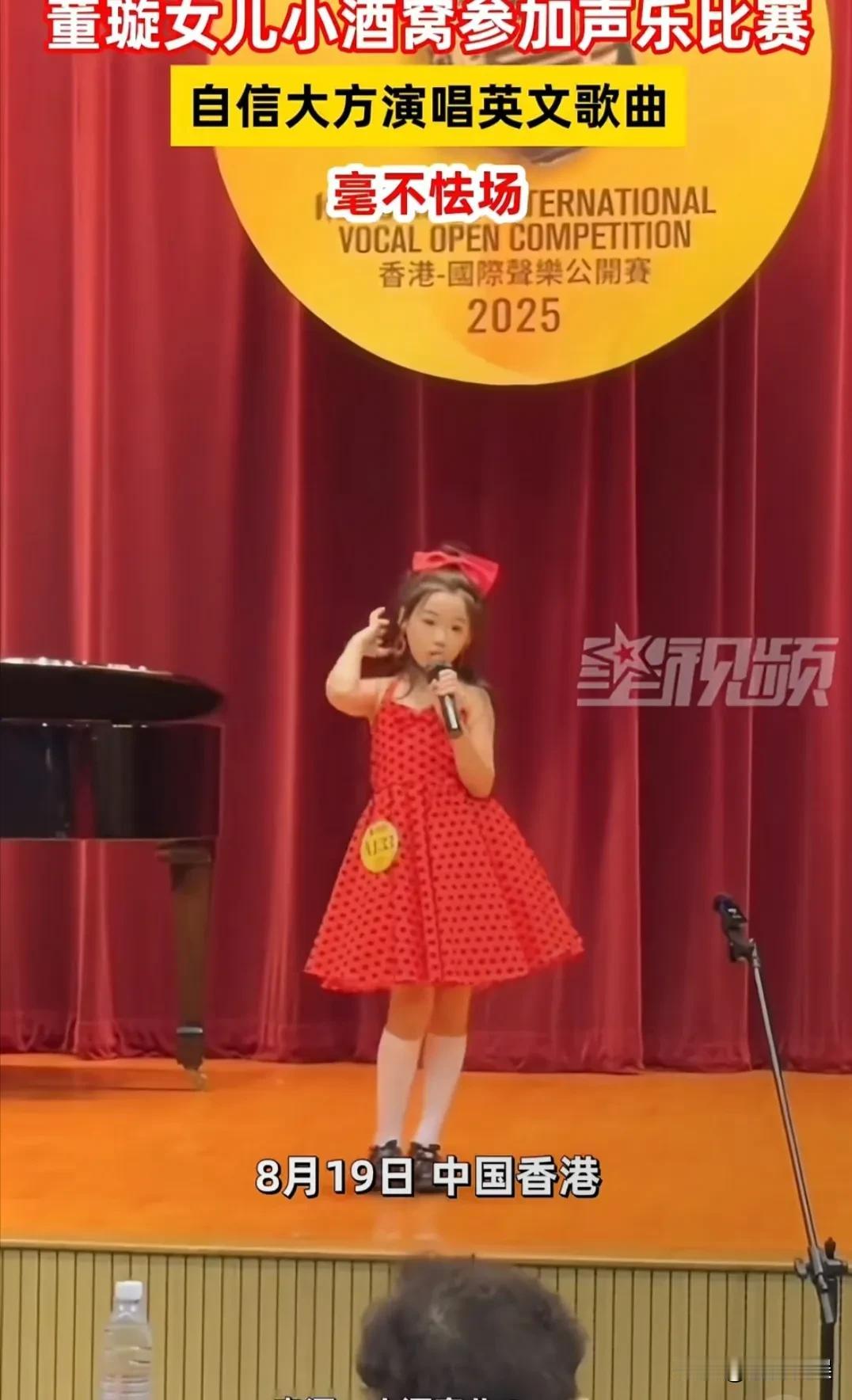 真不知道董璇是拜了哪方的菩萨，才生出这么可爱的女儿的。[呲牙笑]8月19日，小酒