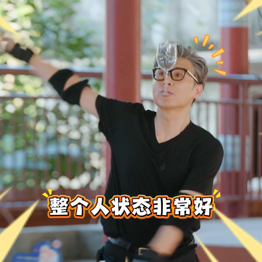 李乃文年纪大了做什么都心酸谁来心疼一下五哈的李乃文啊！学孔雀舞时手脚不协调，整个