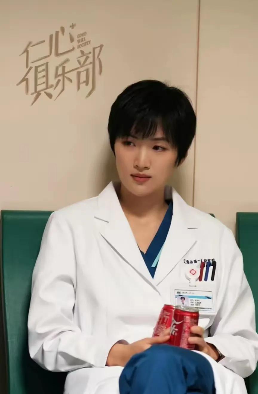 姚安娜起床就发觉“自己火了”！不是因为演电视剧、电影，也不是因为上综艺，还不是因