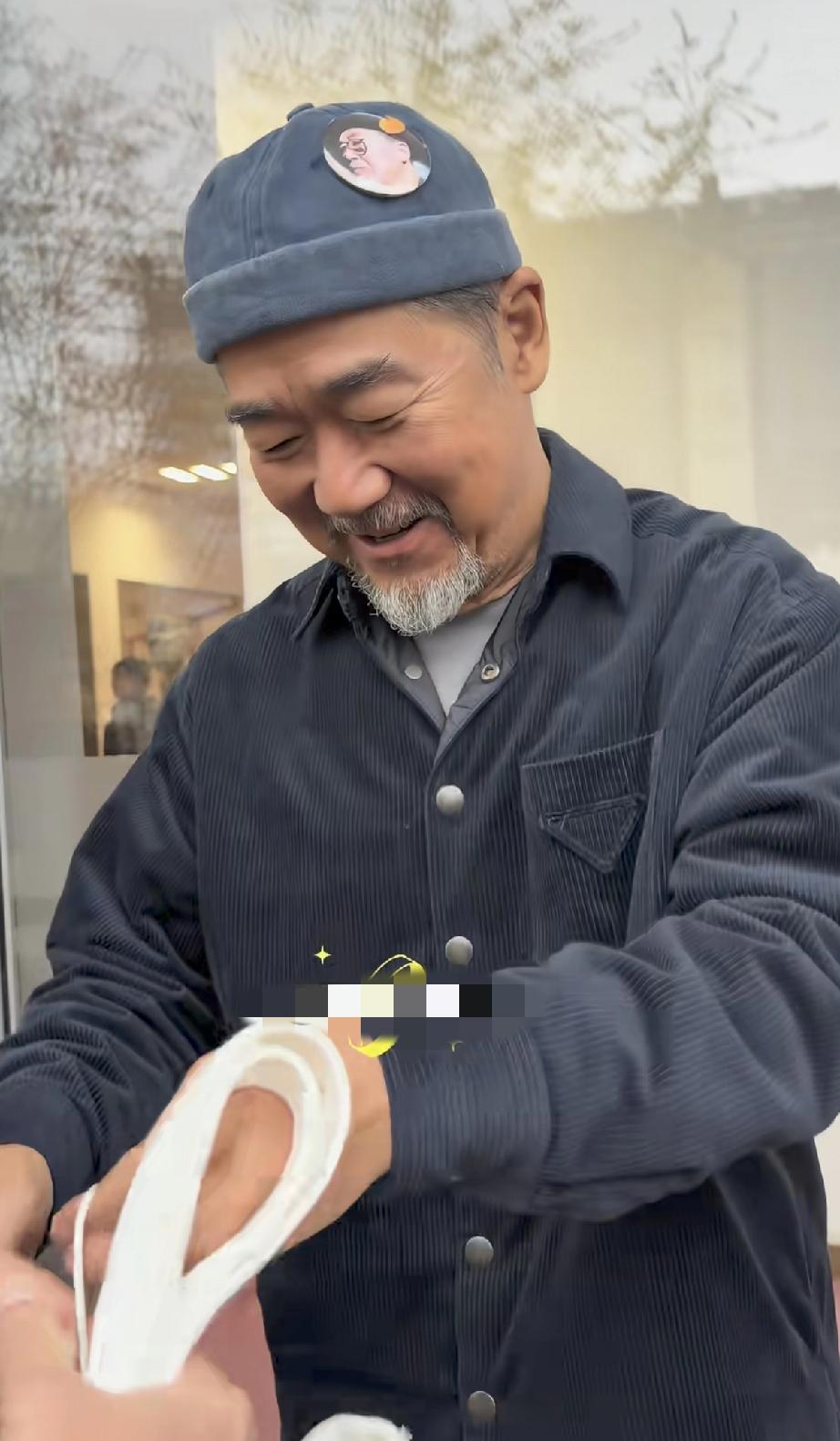 4月9日，王刚到北京天桥支持张国立的音乐话剧《情歌》，二人虽然是多年好友，但这次