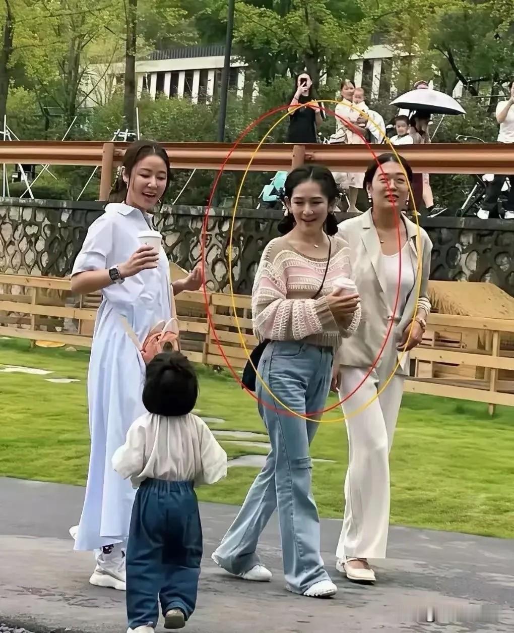 不怪小朋友上去要合影，换谁谁不是？