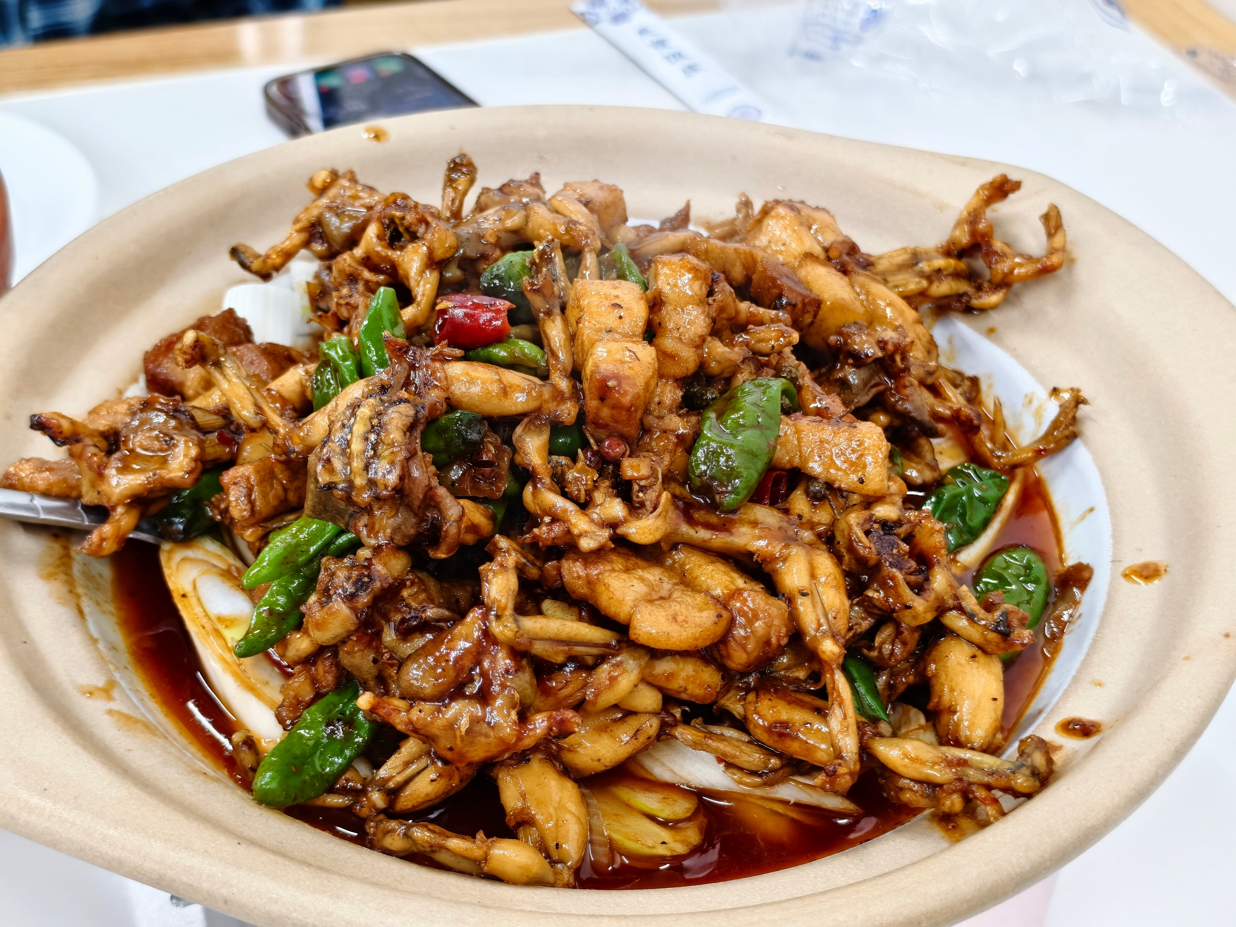 人生中第一次吃青蛙[爱心]这玩意是香啊。现在应该都是养殖的了，野生的见都见不到了