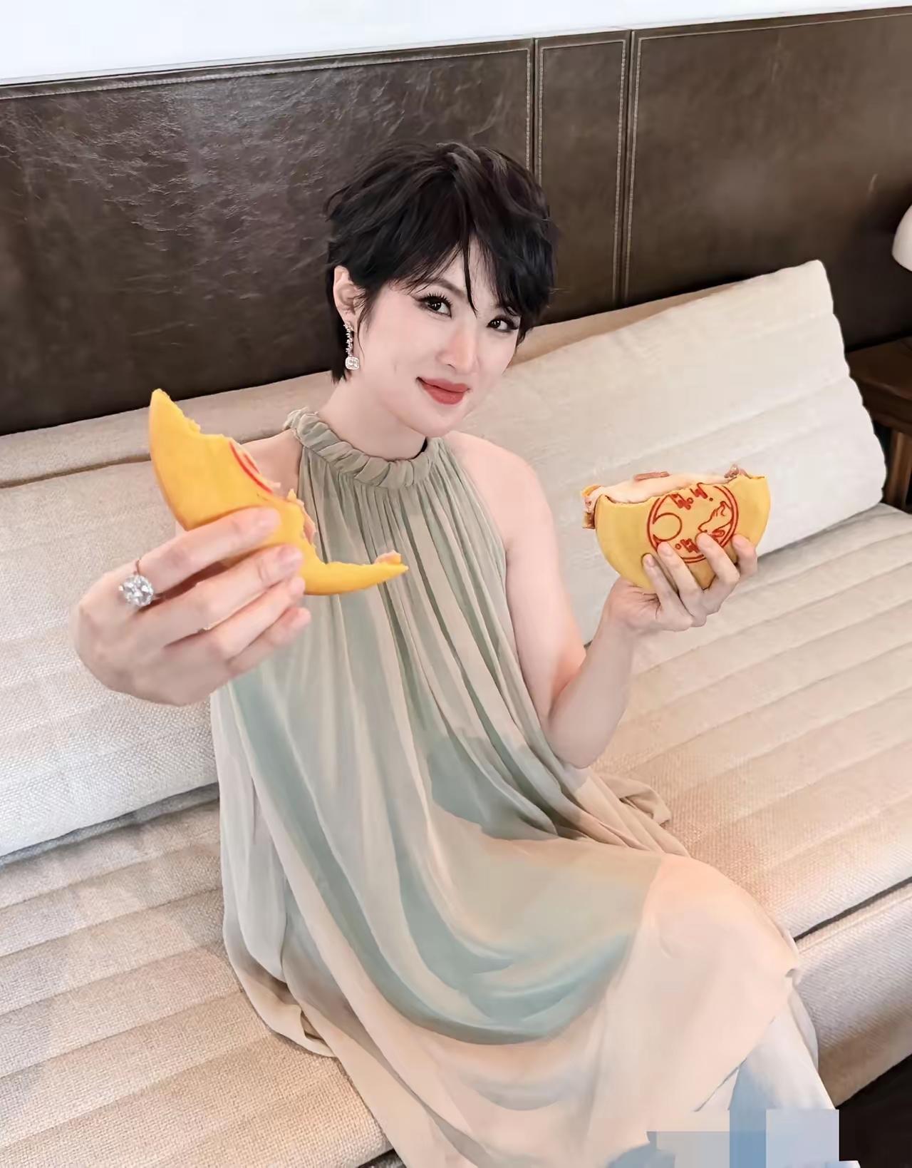 姚安娜现在的路人缘真的是越来越好了！随随便便一个中秋吃月饼的造型就引起了全网的关