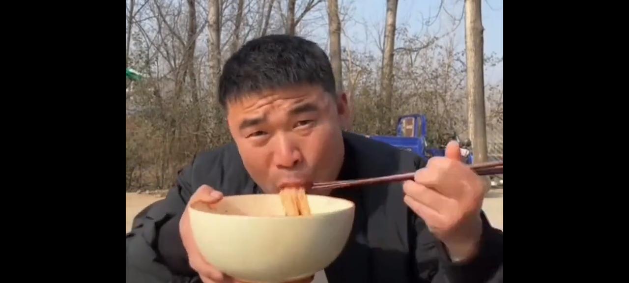 阿杜吃饭的碗阿杜吃饭的碗，本来是李佳买来直播间带货用的，谁知不带货的时候，阿杜