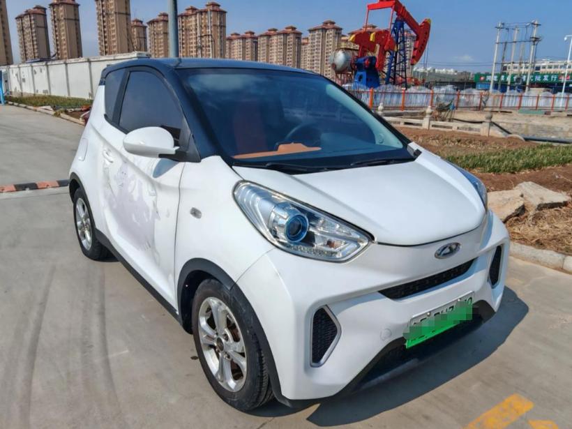 我遇到了一位佛系司机。他开一辆奇瑞的小电车。我提出平摊高速费，他摆手拒绝，理由