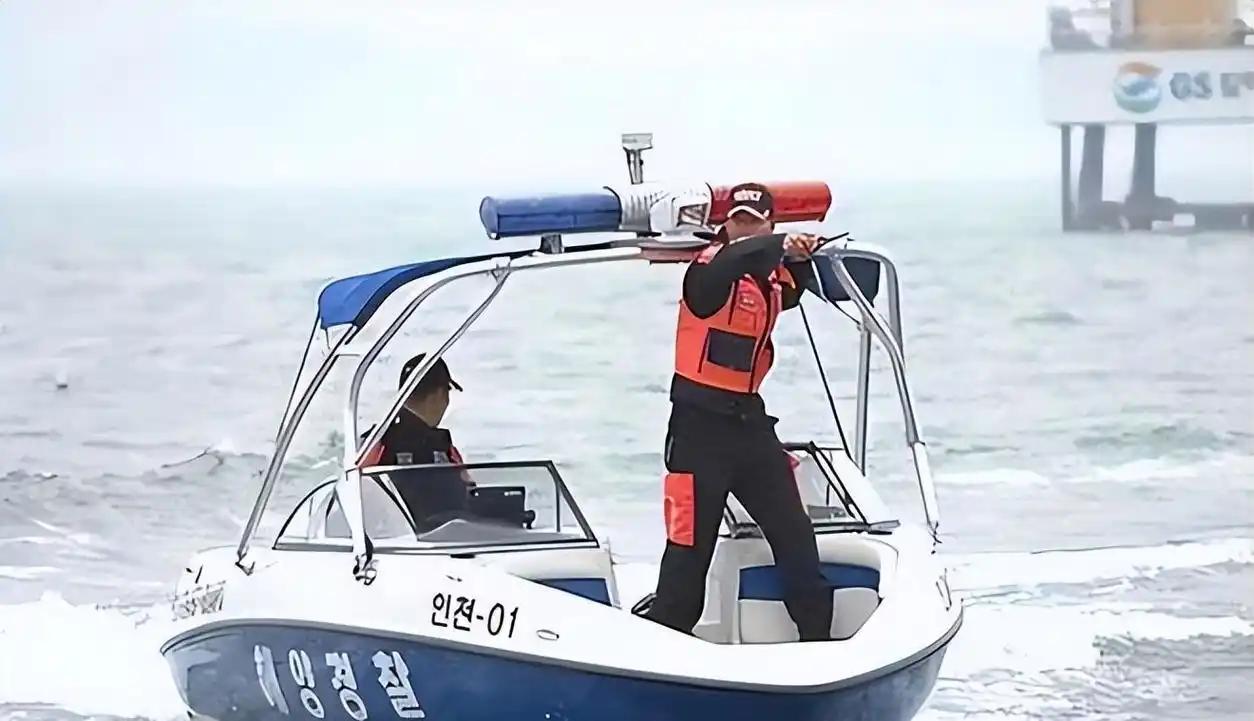 黄海深夜传来噩耗！韩国海警联合海军悍然扣船，一名中国船员当场身亡，中方已经火速出