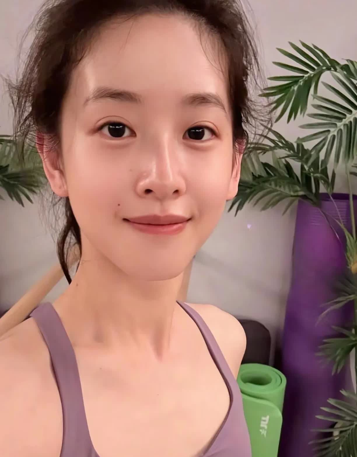 章泽天应该是长得最不像老板娘的老板娘了，长得太漂亮，跟刘亦菲差不多，皮肤光滑白嫩