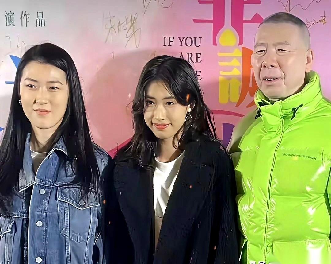 一张合影，看得人心里五味杂陈。花60万给养女整牙，亲闺女在旁边穿得像个路人。你