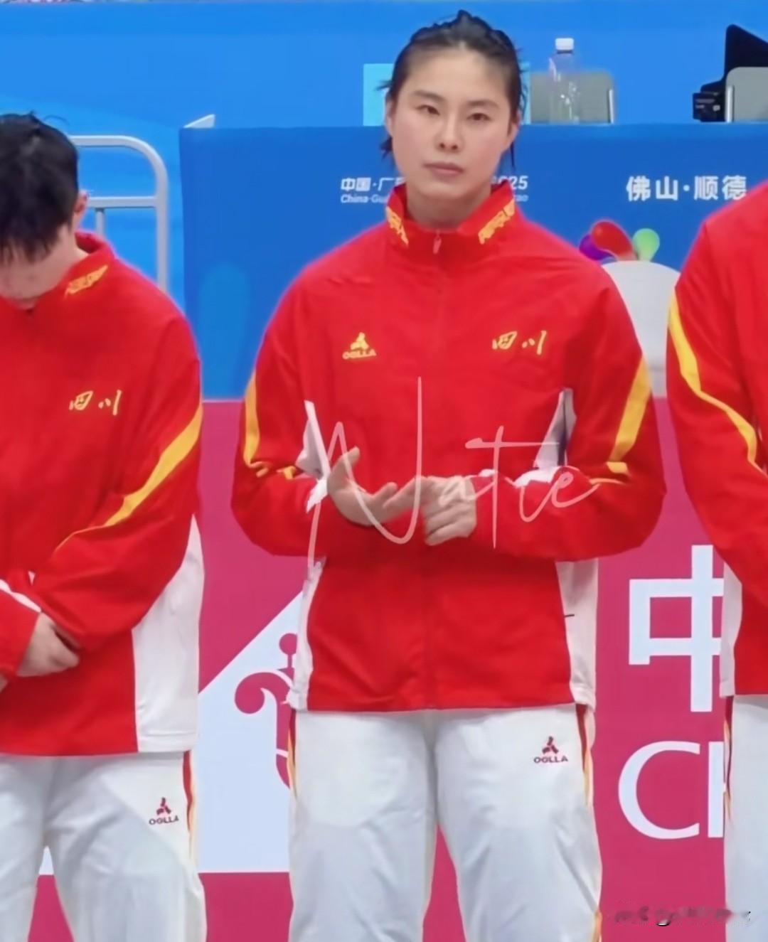 四川女篮取得亚军、在颁奖台看到这一幕、王思雨似乎不开心、也很不甘的样子广东与