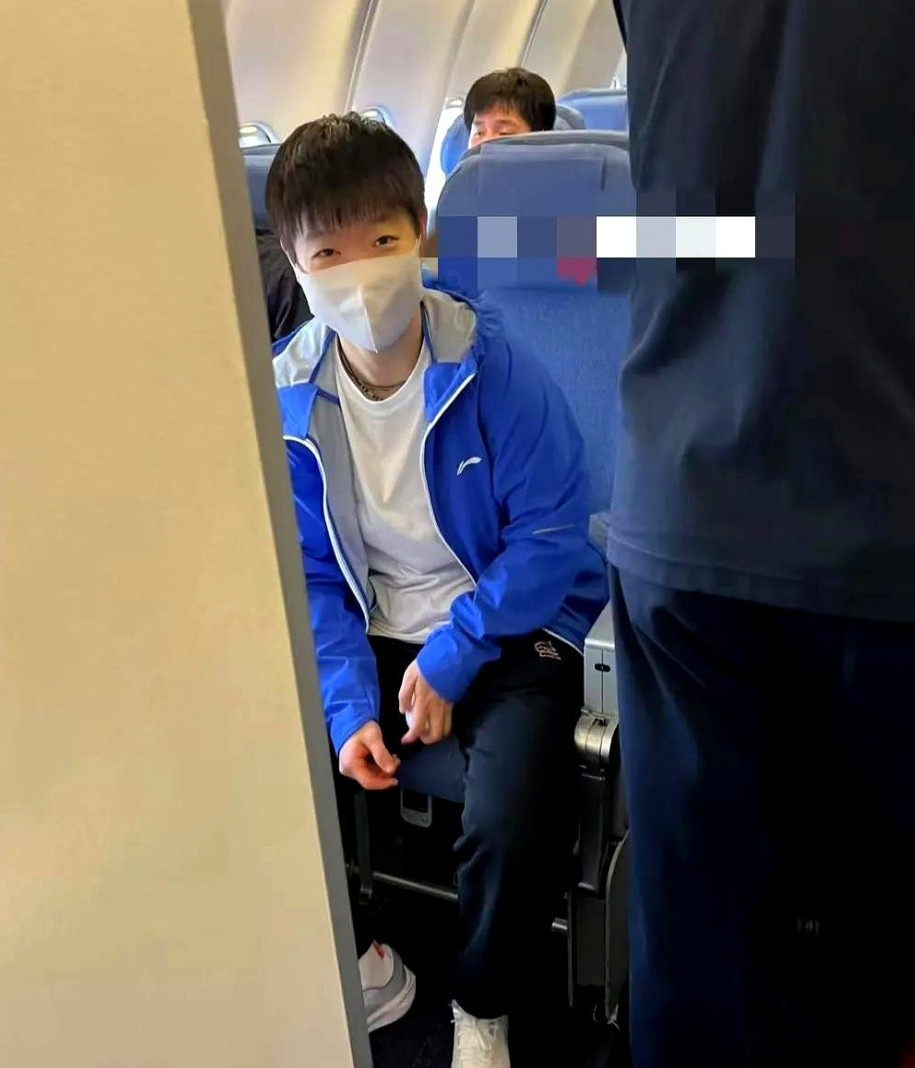 国乒结束成都封闭训练，今日乘飞机返回北京，孙颖莎机舱内展现可爱笑容！今日国乒