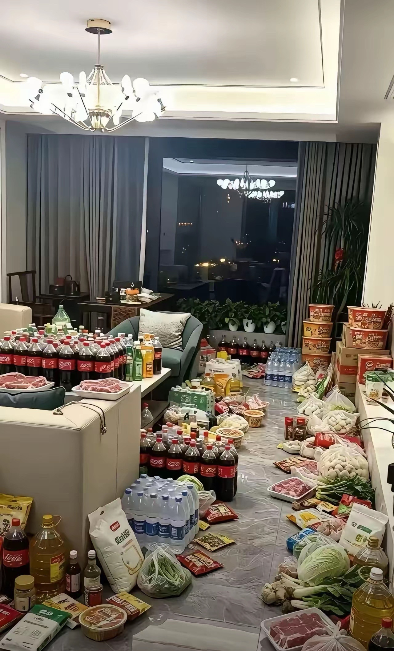 台风囤这么多都够吃一年了