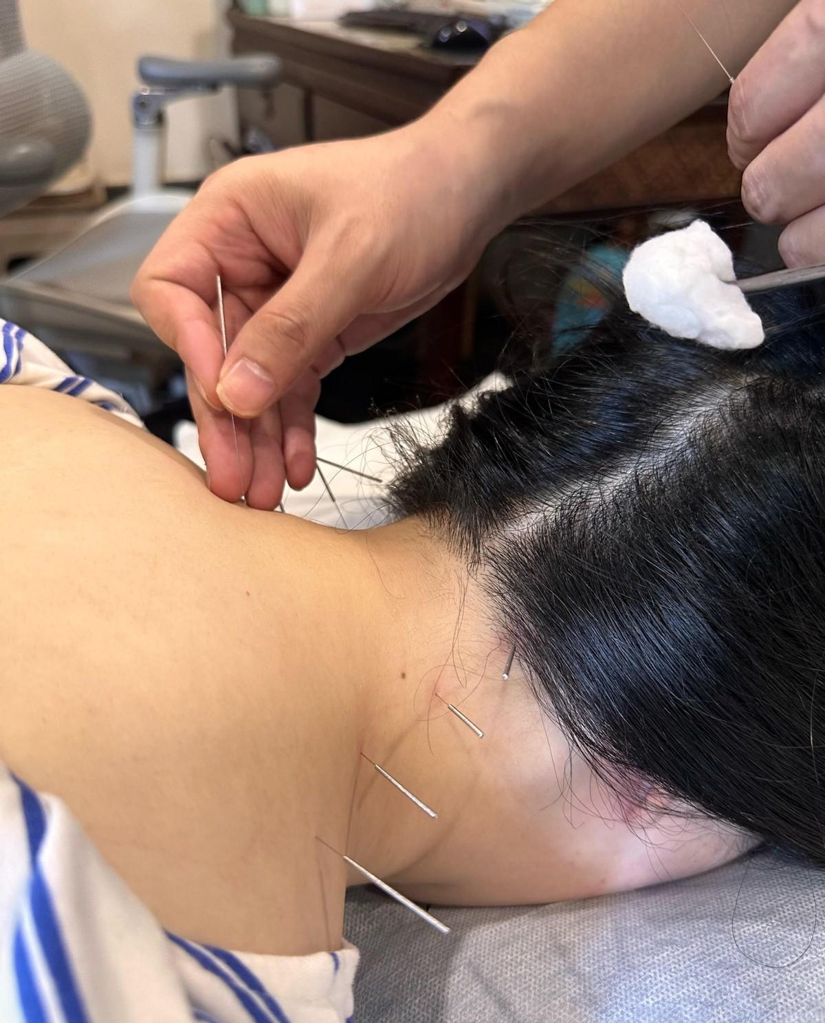 武汉一位40岁的女老板去治颈椎病，结果被66岁的老专家带进小黑屋，要求全身脱个精